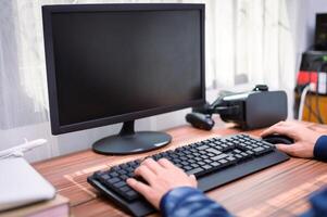 Geschäftsmann benutzt einen Computer bei der Arbeit foto