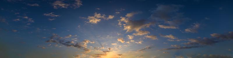 Himmel und Wolken am Abend foto