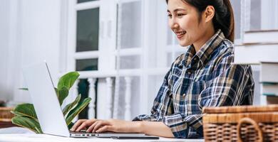 Frauen nutzen Laptops gerne im Büro foto