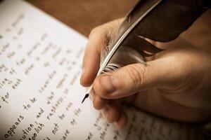 Schriftsteller schreibt ein Brunnen Stift auf Papier Arbeit foto