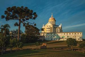 Bento Goncalves, Brasilien - 11. Juli 2019. Kathedrale und Gebäude im Heiligtum Unserer Lieben Frau von Caravaggio bei Sonnenuntergang, in einem bewaldeten Park in der Nähe von Bento Goncalves. foto