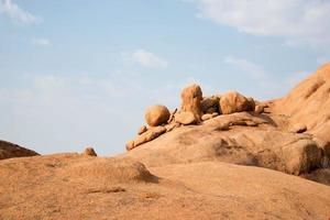 Steinhügel von unten gesehen. blauer Himmel, keine Leute. Damaraland, Namibia. foto