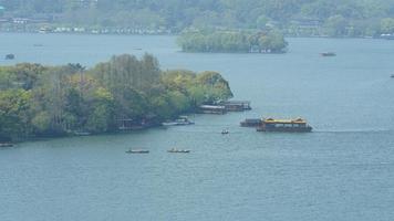 die wunderschönen Seenlandschaften in der chinesischen Stadt Hangzhou im Frühling mit dem friedlichen See und den frischen grünen Bergen foto