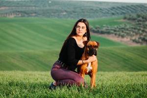 schöne Frau, die mit ihrem Hund spielt. Outdoor-Porträt. foto