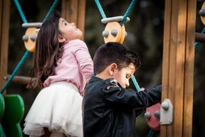 Kinder im Park. Junge und Mädchen spielen foto