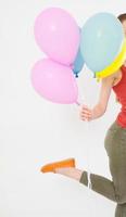 junge Frau Mädchen mit farbigen Luftballons auf weißem Hintergrund ausgeführt. Platz kopieren foto