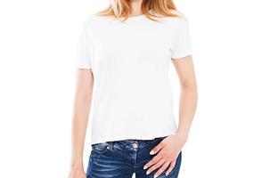 Frau im weißen T-Shirt isoliert - Mädchen im stylischen T-Shirt Nahaufnahme foto