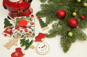 neues jahr weihnachten weihnachtsmann mit keksen und einem weihnachtsbaum auf weißem hintergrund foto
