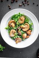 Eingelegter Pilz-Mix-Salat vegan oder vegetarisch foto
