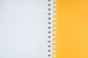 leeres Notizbuch zum Schreiben auf gelbem Hintergrund foto