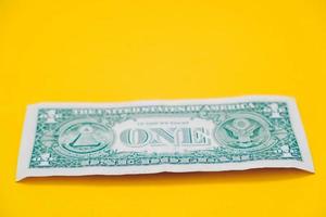 ein Dollar auf gelbem Grund foto