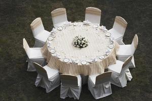 kreisförmige Anordnung von Tischen und Stühlen foto