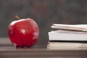 Äpfel und Bücher foto