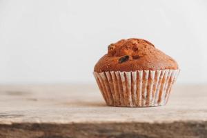 Schokoladencupcake auf Holztischhintergrund foto