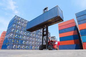 Logistikfrachtcontainer im Versandhof mit Frachtcontainerstapel im Hintergrund. foto