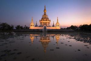 schöne buddhistische pagode mit dämmerungshimmel foto