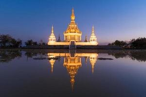 schöne buddhistische pagode mit dämmerungshimmel foto