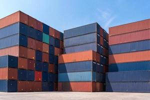 buntes Stapelmuster von Frachtcontainern im Versandhof, Dockplatz für Transport, Import, Export Industriekonzept foto