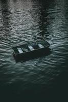 kleines leeres Boot auf dem Wasser foto