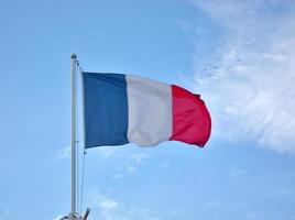 flagge von frankreich am blauen himmel foto