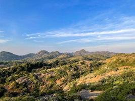 schöne Landschaft und Berge am Morgen foto