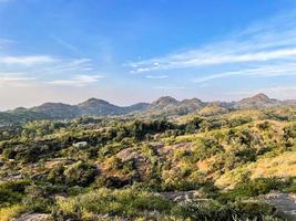 schöne Landschaft und Berge am Morgen foto