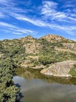 schöne Berge mit einem See in Mount Abu Rajasthan Indien foto