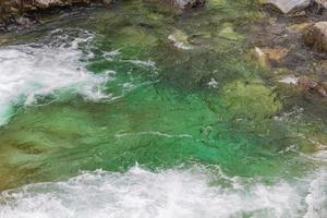 Türkisfarbener Fluss See Wasser Textur des schönen Hjellefossen Utladalen Norwegen. foto