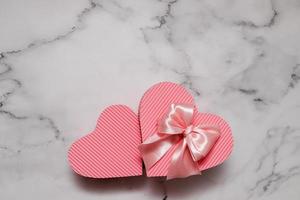 Draufsicht rosa Geschenkboxen in Herzform auf Marmorhintergrund mit Kopierraum foto