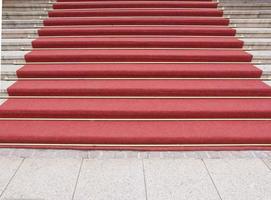 roter teppich im treppenhaus foto