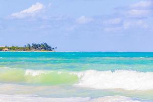 tropischer mexikanischer Strand klares türkisfarbenes Wasser Playa del Carmen Mexiko. foto