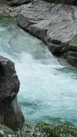 die schöne Aussicht auf die Landschaft mit dem Wasserfall, der nach dem regnerischen Tag in die Berge fließt? foto