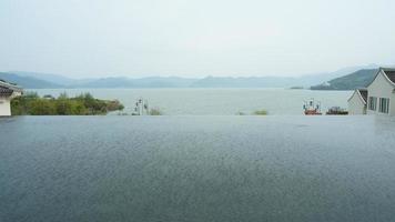 die wunderschönen Seenlandschaften in der chinesischen Stadt Hangzhou im Frühling mit dem friedlichen See und den frischen grünen Bergen foto