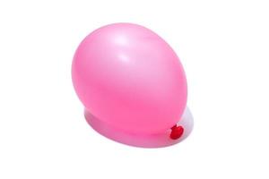 rosa Ballon auf weißem Hintergrund foto