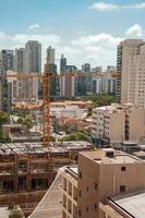Blick auf die Skyline der Stadt mit Straßen und Gebäuden in Sao Paulo. die gigantische stadt, berühmt für ihre kulturelle und geschäftliche berufung in brasilien. foto
