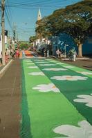 Sao Manuel, Brasilien - 31. Mai 2018. Künstlerischer bunter Sandteppich von den Gläubigen für die Feier der Karwoche auf der Straße von Sao Manuel. eine kleine stadt auf dem land des staates sao paulo. foto