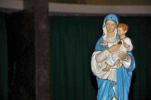 Nahaufnahme der Statuette mit dem Bild unserer Dame, die den Jungen Jesus in der Kirche Santuario das Almas in der Küstenstadt Niteroi hält. befindet sich im bundesstaat rio de janeiro im südwesten brasiliens foto