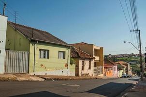 Sao Manuel, Brasilien, 14. Oktober 2017. Downhill Street View mit Gehwegwänden und bunten Häusern an einem sonnigen Tag in Sao Manuel. eine süße kleine stadt auf dem land des bundesstaates são paulo. foto