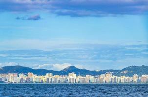 landschaft panorama stadtbild küstenlinie berge niteroi rio de janeiro brasilien. foto