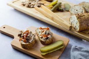 Sandwiches mit Hühnchen und eingelegter Gurke. foto