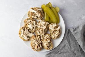 Sandwiches mit Hühnchen und eingelegter Gurke. foto