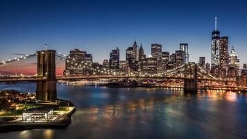 Brooklyn Bridge und Downtown Manhattan in der Abenddämmerung foto