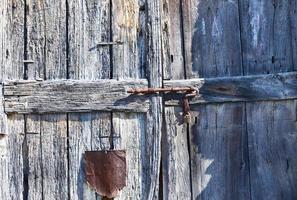 braune Holztür mit braunem Metalltürgriff foto