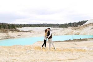 Paar küsst sich vor dem Hintergrund eines blauen Sees - eine ungewöhnliche Landschaft, Kopierraum foto