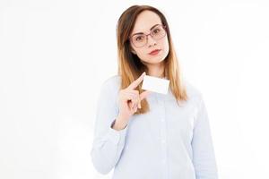 schöne Geschäftsfrau mit Businesscard isoliert auf weißem background.young Mädchen posiert mit Karte. Platz kopieren foto