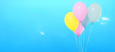 Luftballons auf verschwommenem Himmelshintergrund, Textfreiraum, Feiertage, Feier foto