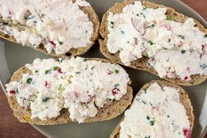 frische Sandwiches mit Weißkäse und Rettich. Sicht von oben. foto