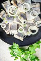 Heringsscheibe Fischstücke mit Zwiebeln Meeresfrüchte gesunde Mahlzeit Diät pescetarisch