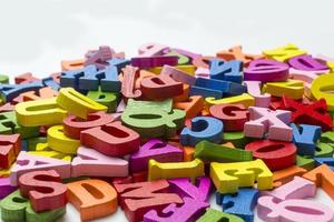 viele bunte Buchstaben. foto