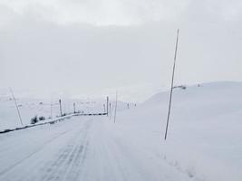 Fahren durch verschneite Straße und Landschaft in Norwegen. foto